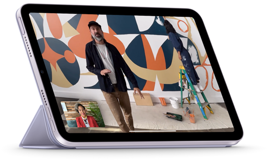 Smart Folio takılı, yatay pozisyondaki iPad mini görüntüleme konumunda duruyor. Ekranda Ana Sahne özelliğiyle bir FaceTime araması görülüyor