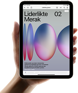 Bir kullanıcı tek elinde dikey pozisyonda bir iPad mini tutuyor. Ekranda Books uygulaması görünüyor